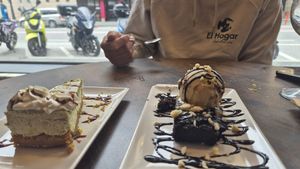 Pastel de pistacho y brownie at La Huella Vegana - ES Visuals in Andorra La Vella