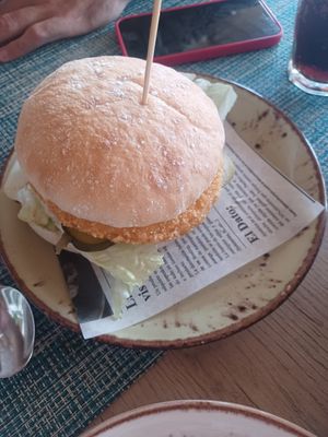 Hamburguesa de no pollo at Ciales in Mallorca