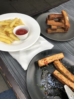 These were kinda yummy while warm, so ask to bring them alternately at Avocado Cafe - Tverskaja in Moscow