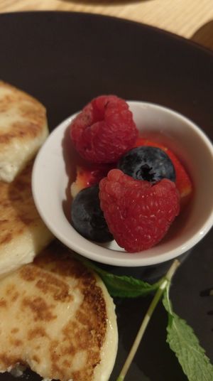 Сырники со свежими ягодами at Avocado Cafe - Tverskaja in Moscow