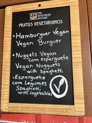 De vegan burger was lekker, het slaatje en de vegan nougats met spaghetti was veel te droog en te duur voor wat het waard was    at O Rui in Faro