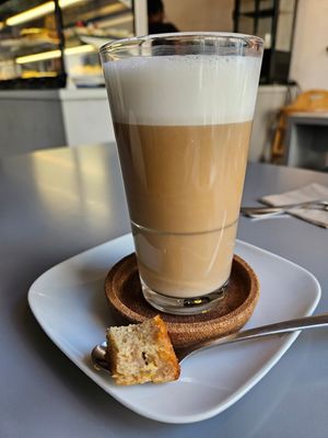Latte macchiato with oat milk at PictureYourCity Cheesecake & Gallery in Dusseldorf