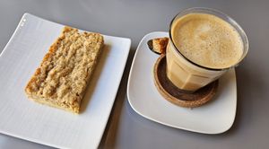 Nussecke & Flat White at PictureYourCity Cheesecake & Gallery in Dusseldorf