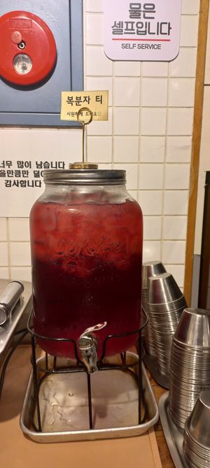 Té de moras, también del buffet, buenísimo at Soonnam Siraegi - Myeongdong 10-gi in Seoul