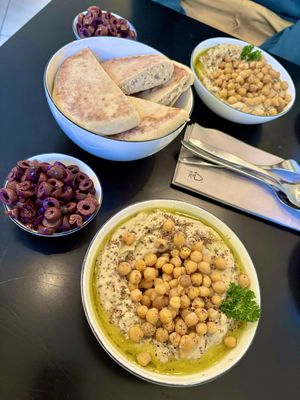 Omas Humusteller (wunderbar cremig) mit Oliven als Topping ⭐️⭐️⭐️⭐️⭐️  at Babka & Krantz in Berlin