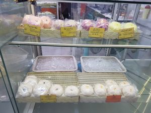 All bund with yellow label and "jay" sign are vegan at Pun-Pao Steamed Buns in Chiang Mai