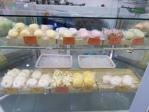 All buns with yellow label and circled "jay" sign at the left are vegan at Pun-Pao Steamed Buns in Chiang Mai