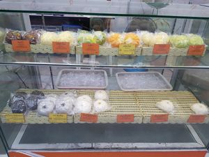 All buns with yellow label and circled "jay" sign are vegan at Pun-Pao Steamed Buns in Chiang Mai