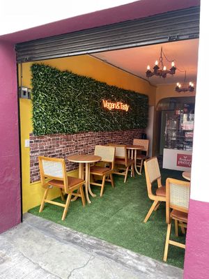 Restaurante acogedor en donde encontrarás hamburguesas veganas deliciosas. at Sugar Planty in Mexico City
