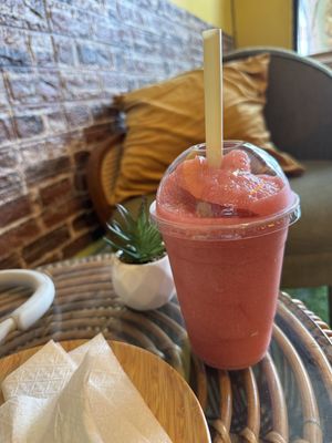 Strawberry smoothie made in the moment 🍓 very refreshing and delicious!   at Sugar Planty in Mexico City