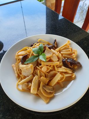 Fried mixed mushrooms Spaghetti 🍝 😋 at Veggie Café - Galaxy Star Angkor Hotel in Siem Reap