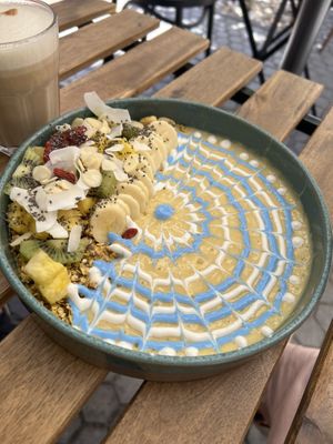 Solar Plexus smoothie bowl  at Balino Yoga Café  in Sevilla