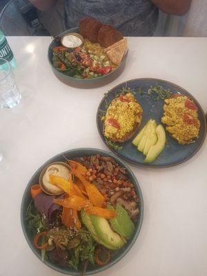 Mushroom et Falafel bowl + toast de tofu brouillé at Balino Yoga Café  in Sevilla