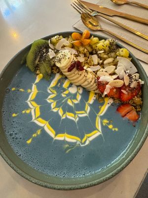 Chakra smoothie bowl (throat) at Balino Yoga Café  in Sevilla