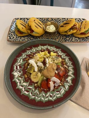 arepas and smoothie bowll  at Balino Yoga Café  in Sevilla