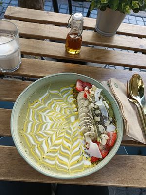 Heart-chakra bowl at Balino Yoga Café  in Sevilla