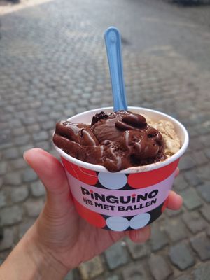 Vegan dark chocolate & vegan coffee biscoff at Pinguino  in Leuven