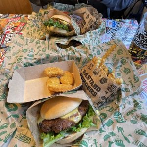 Burger, Nuggets, Frittes, Sauce - alles Vegan  at Bastard Burgers - Kungsgaten in Vaxjo