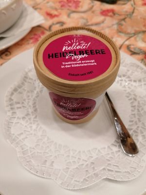 Veganes Eis (Heidelbeere) at Anderwald im Uferwald am Faaker See in Faak Am See