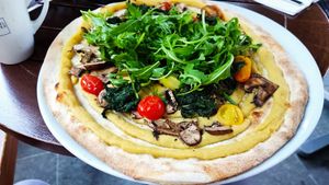 פיצה חומוס - טעים להפתעתנו at Burg Brasserie in Vaduz