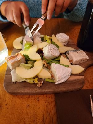 Vegan cheese board at Le Grenier de Notre Dame in Paris