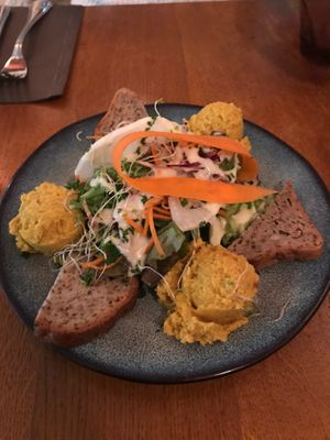 Hummus mousse appetizer at Le Grenier de Notre Dame in Paris