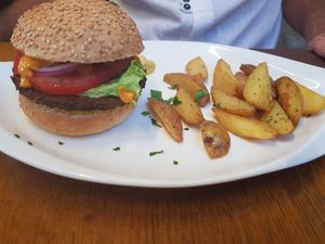 Burger at Le Grenier de Notre Dame in Paris