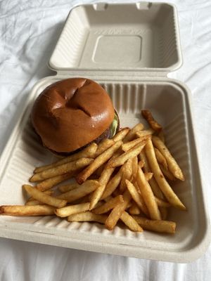 The great beyond burger consists of. Beyond Burger, smashed avocado, lettuce, tomato, onion. Wasn’t too bad  at Urban Pantry in Orlando