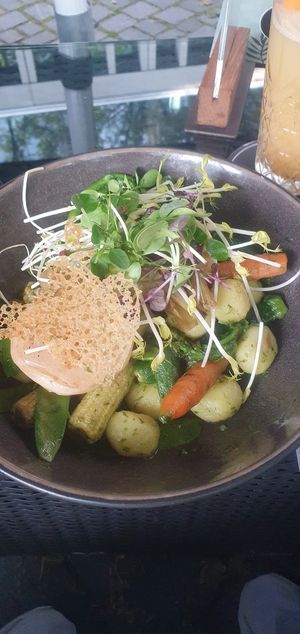 Mairübchen mit Frühlinsgemüse und Gnocchi at Schwarze Katz in Memmingen