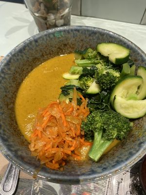 tibetan mama (brown rice, coconut peanut butter curry sauce, steamed greens, ghentse kimchi)  at Le Botaniste - Bryant Park in New York City