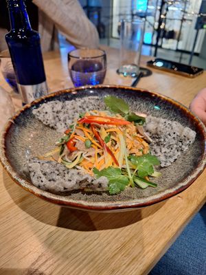 Vietnamesischer Seitan Salat -Rindfleisch Style mit frischen Kräutern und Erdnüssen at Vegana Vietnamese Restaurant in Mannheim
