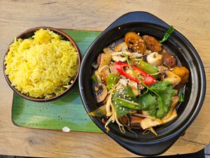 45 Bowl Lòng Kho Nâ´m - braised seitan, mushrooms, pepper, sesame rice at Vegana Vietnamese Restaurant in Mannheim