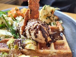 Brunch plate (potato waffle, houmous, roasted vegetables) at Terter in Brussels