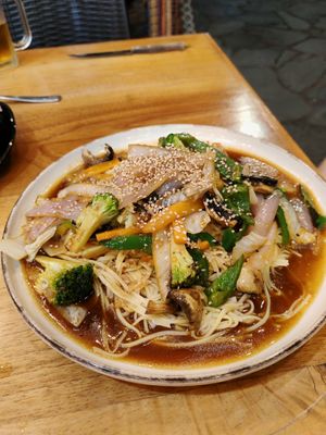 Noodles and veg at Fer's Grill House in Puerto Baquerizo Moreno