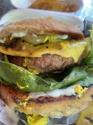 La hamburguesa banana es la más rica!  at Rebel's Diner in Cuernavaca