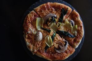 Pizza de corazones de alcachofa y espinacas 🤤 at Rebel's Diner in Cuernavaca