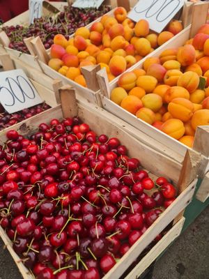Cherries and appricots at Pijaca Mirijevo in Belgrade