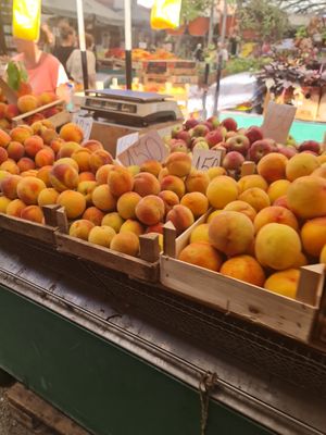 Peaches at Pijaca Mirijevo in Belgrade