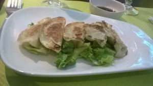 raviolis chinois grillés at Vegebowl in Paris