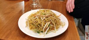 Fried noodles with vegetables at Vegebowl in Paris