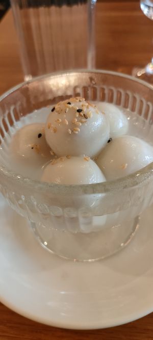 Boules de riz gluantes dessert fourrées cacahuètes et sésames at Vegebowl in Paris