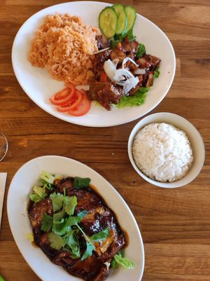 Bœuf Lok Lak, canard laqué et riz nature (2€) at Vegebowl in Paris