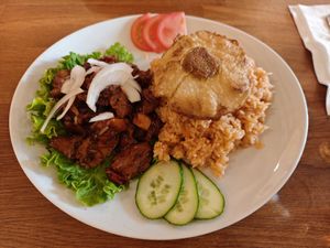 Lok lak with vegan egg at Vegebowl in Paris