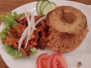 Boeuf lok lak with vegan fried "egg" at Vegebowl in Paris