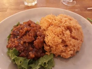 Lôk Lak "beef" and rice (9€) made with tomato, satay sauce, onions. [05/09/2018] at Vegebowl in Paris