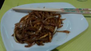 Faux-beef with caramelized onions at Vegebowl in Paris