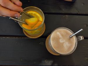 Frischer Orangen-Tee und Heiße Schokolade at NEĀ The Deli & Urban Concept Store in Bochum