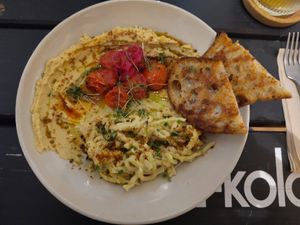 Hummus-Teller mit kleiner Portion vegane Käsespätzle at NEĀ The Deli & Urban Concept Store in Bochum