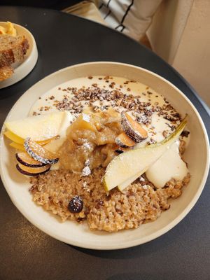 Urkorn-Porridge at NEĀ The Deli & Urban Concept Store in Bochum