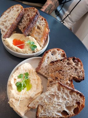 Sauerteig-Happen at NEĀ The Deli & Urban Concept Store in Bochum